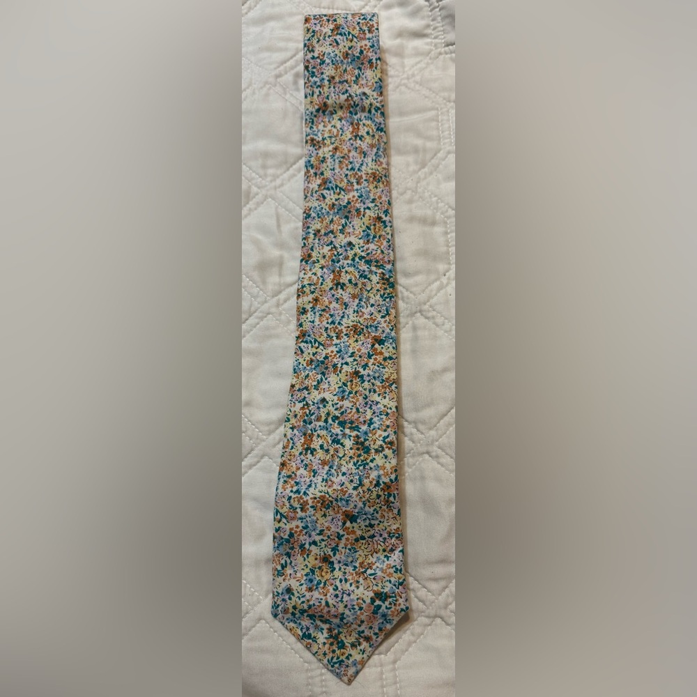 Stafford Floral Skinny Tie Cotton White Flowers Accents 58” x 2.5”